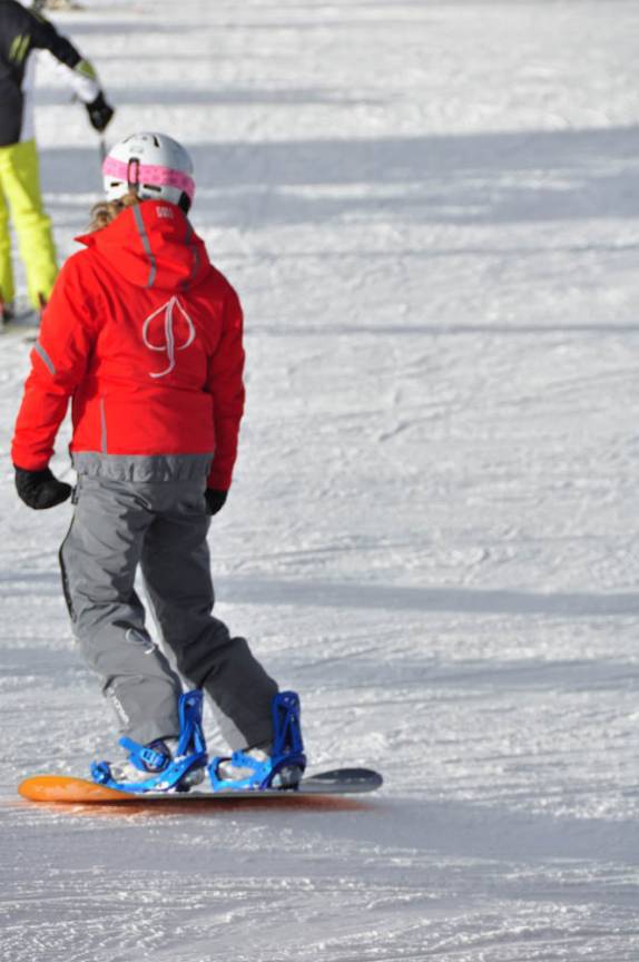 Preparando-se para descer de snow board as montanhas de Aspen, no Colorado, nos Estados Unidos